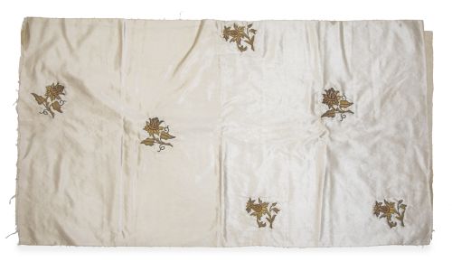 Tela de seda con flores bordadas en hilos dorados.España,