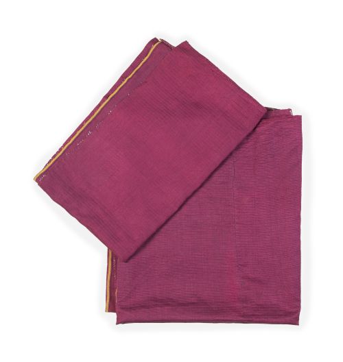 Lote de dos fragmentos de tela en color fucsia.