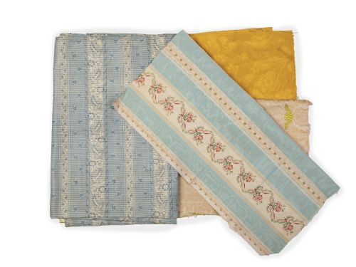 Lote de ocho fragmentos de tela: una azul con flores, dos c