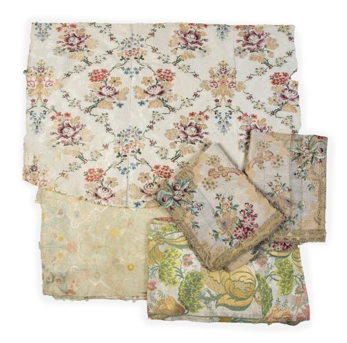 Lote de ocho fragmentos de tela, algunos con hilos metálico