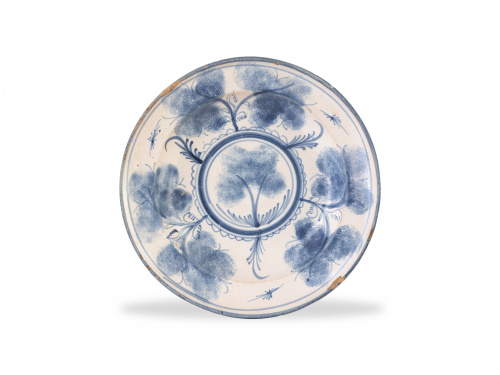 Plato de cerámica esmaltada en azul cobalto con árboles esp