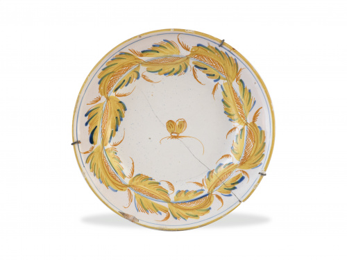 Plato de cerámica esmaltada en ocre y azul, con hojas encad