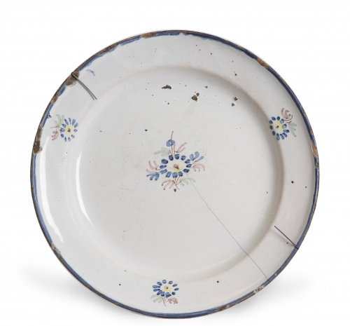 Plato de cerámica esmaltada, con ramillete.Serie del cach