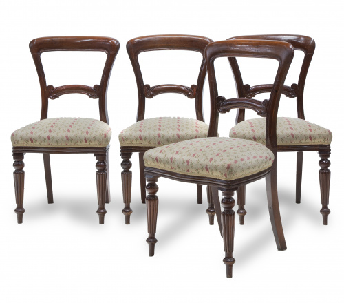 Lote de cuatro sillas de estilo victoriano de madera de cao