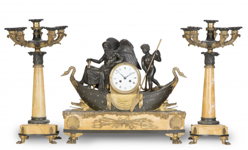 Guarnición en mármol y bronce patinado y dorado, con figura