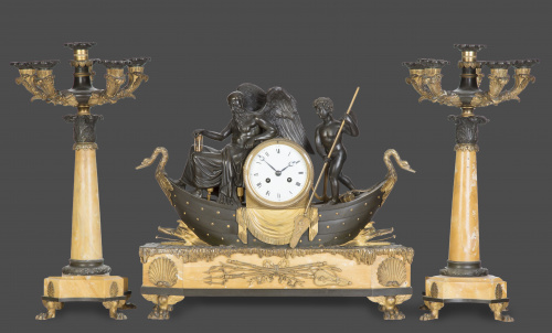 Guarnición en mármol y bronce patinado y dorado, con figura