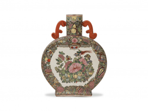 Cantimplora en porcelana esmaltada con escena palaciega, de