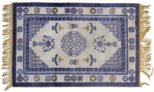 Alfombra china en lana de campo blanco y decoración en azul