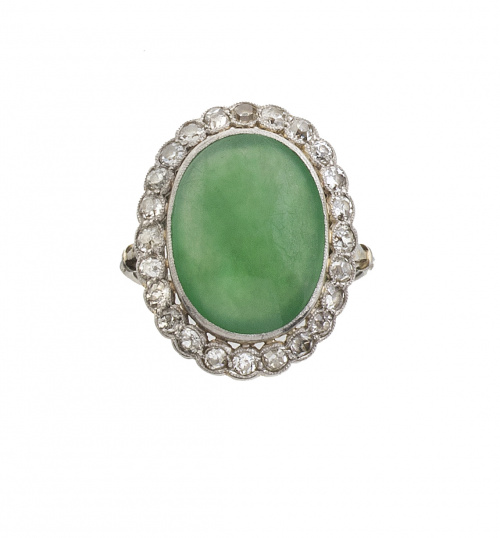 Sortija c.1910 con cabuchón de jade imperial orlado de bril