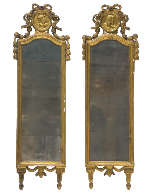 Pareja de espejos Carlos IV en madera tallada y dorada, con