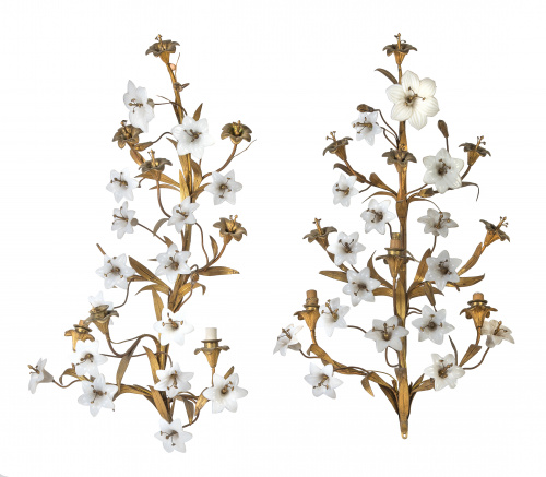 Pareja de apliques en latón y vidrio opalino imitando flore