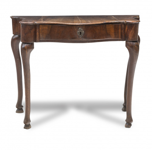 Consola Felipe V en madera de nogal.Trabajo español, pp. 