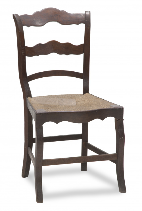 Silla de madera de nogal, con asiento de enea.España, S. 