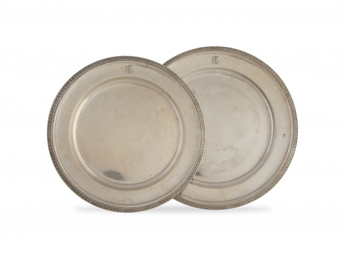 Dos fuentes de plata en su color, con decoración de palmeta