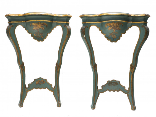 Pareja de consolas rinconeras Carlos III en madera tallada,