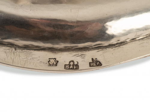 Salva con pie de plata en su color. Con marcas. "S? PRA".