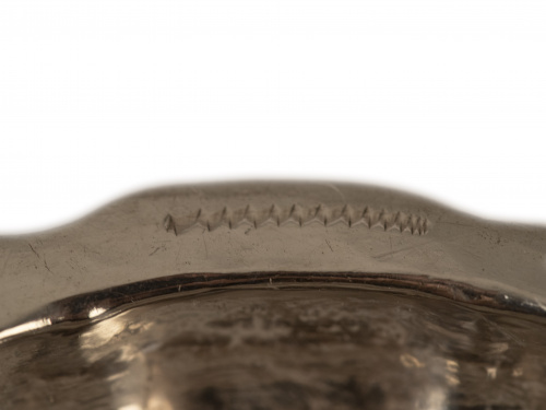 Salva con pie de plata en su color. Con marcas. "S? PRA".