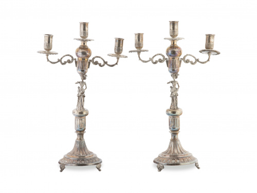 Pareja de candelabros de plata de tres brazos de luz, que s