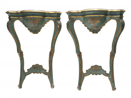 Pareja de consolas rinconeras Carlos III en madera tallada,