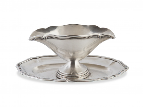 Salsera de plata con bandeja de contorno ingletado, S. XX.