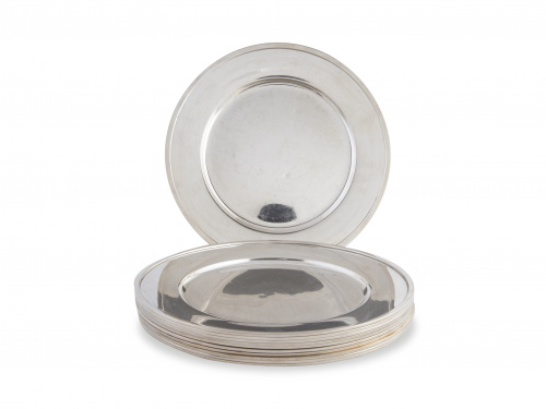 Diez bajo platos de plata en su color, con marcas. S. XX.