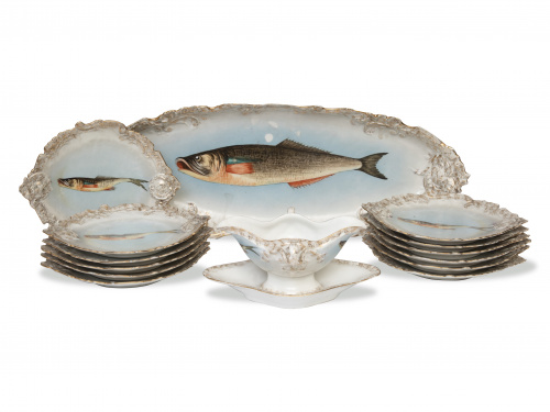Vajilla de porcelana esmaltada y dorada, con una trucha pin