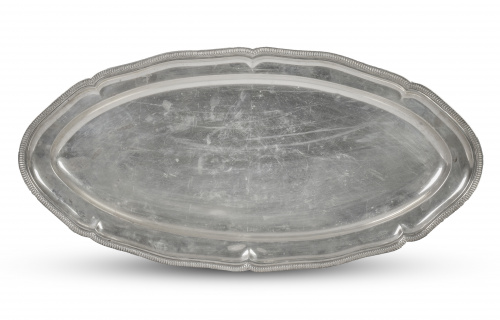 Fuente ovalada de plata de contorno ingletado. Con marcas l