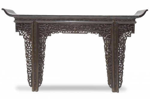 Consola de madera tallada, con restos de policromia.China