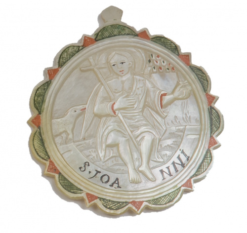 "San Juan".Placa devocional de nácar grabado y parcialmen