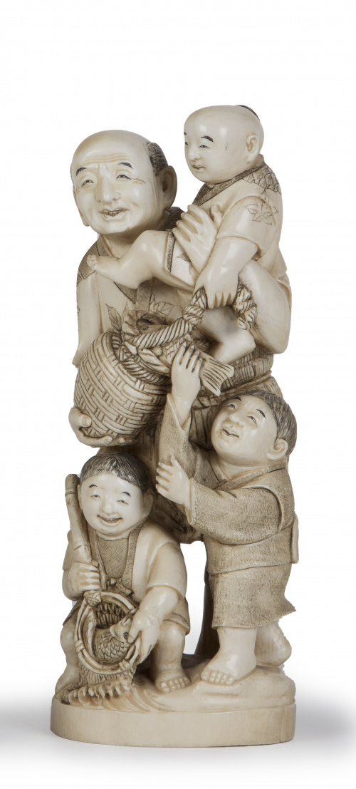 Okimono de marfil tallado con padre con tres niños.Japón,