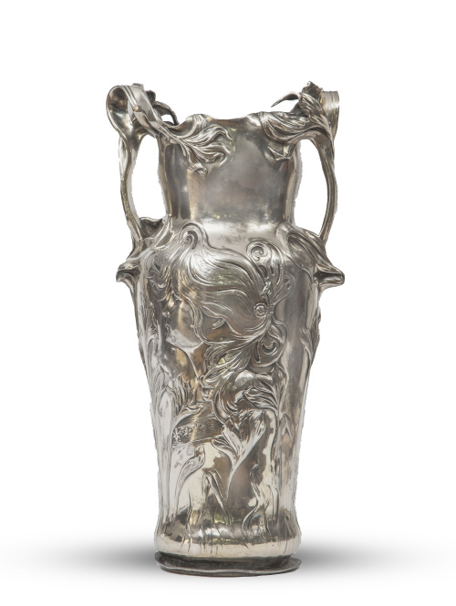 Jarrón de metal art-nouveau con figura femenina de perfil.