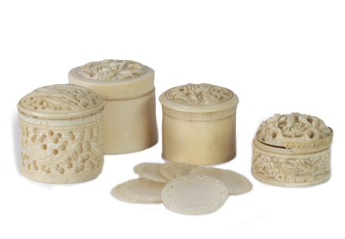 Lote de cuatro cajitas en marfil tallado, una con fichas de