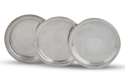 Lote de tres platitos circulares.Christofle, Francia, h. 