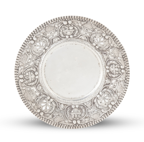 Salvilla de pie bajo de plata repujada. Ley 916.Matilde E