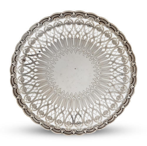 Salvilla de pie bajo con decoración calada, grabada y molde