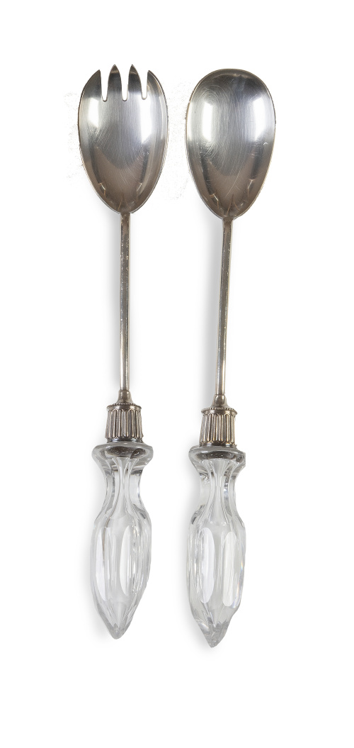 Lote de dos cubiertos de servir en plata con mangos de cris