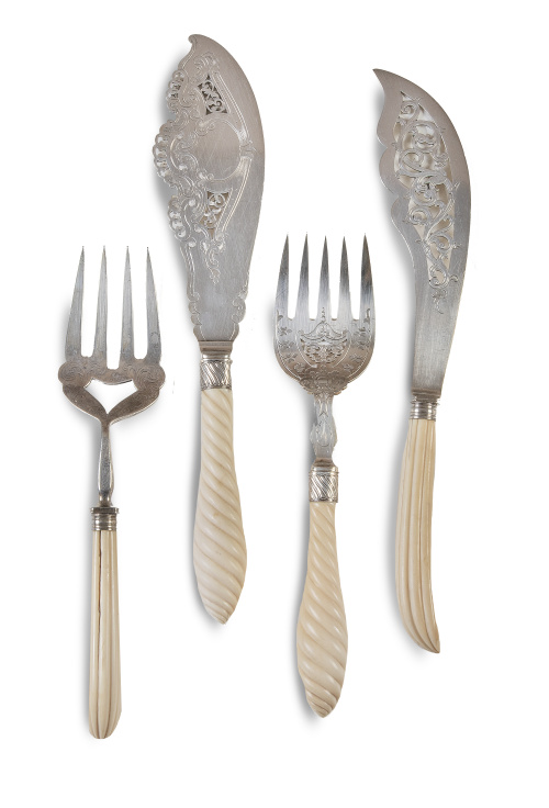 Lote de cuatro cubiertos de servir con mango de marfil acan