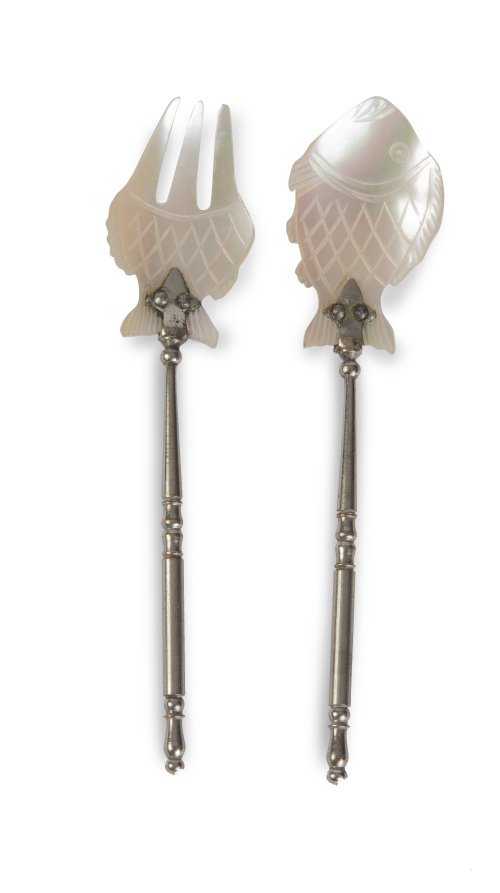 Cuchara y tenedor para caviar rematados en conchas, con for