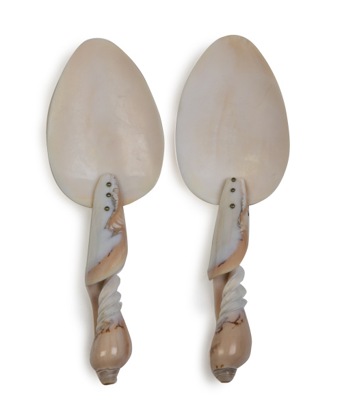 Dos cucharas para caviar rematada en conchas.