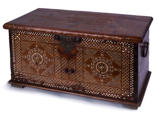 Arqueta de tapa plana de madera de nogal y taracea de hueso