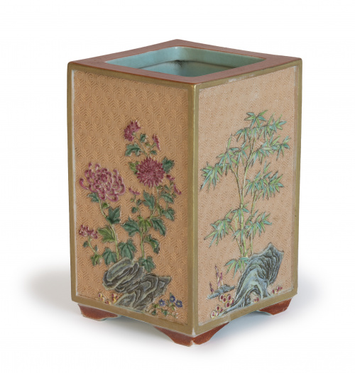 Pincelera en porcelana esmaltada con decoración floral. C