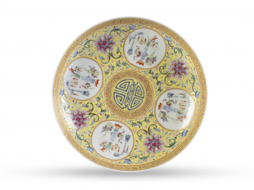 Plato de porcelana esmaltada en amarillo con reservas decor