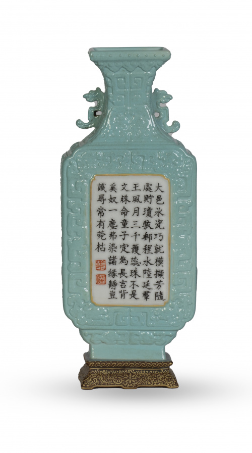Jarroncito de porcelana esmaltada.China, pp. del S. XX.