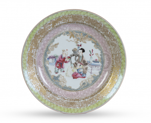 Plato de porcelana esmaltada y dorada de Compañía de Indias