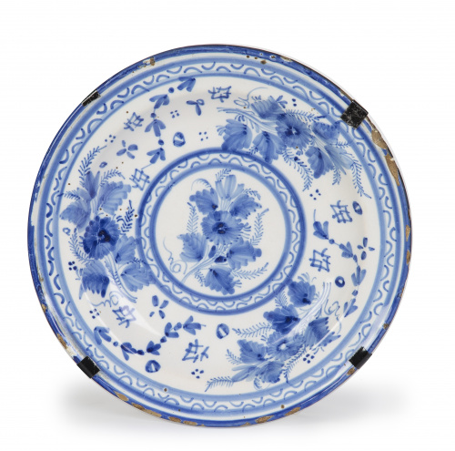 Plato de cerámica esmaltada en azul y blanco.Manises, S. 