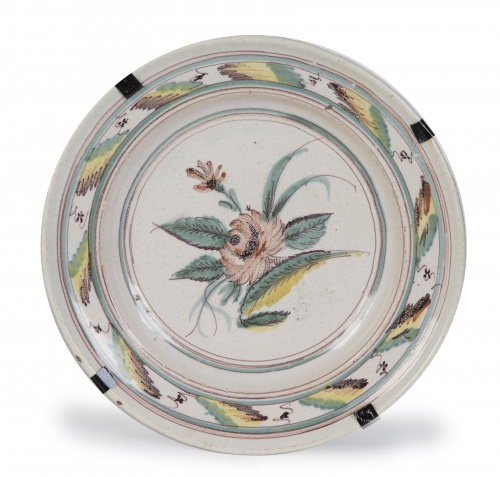 Plato de cerámica esmaltada con flor.Manises, S. XX.