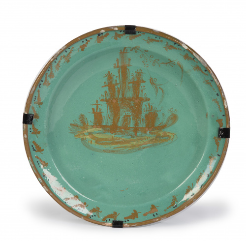 Plato de cerámica esmaltada en verde y ocre.Manises, S. X