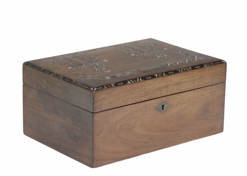 Caja con incrustaciones de nácar y pintada.Inglaterra, S.