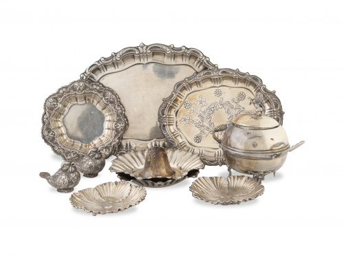 Lote de once piezas, nueve de plata y dos de metal, S. XX.