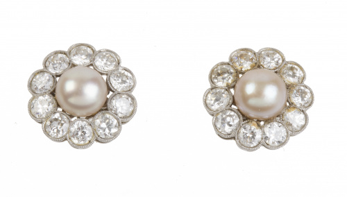 Pendientes c.1930 con centro de perla orlado de brillantes 